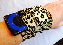 Load image into Gallery viewer, Arm/Leg Pocket for Dexcom/Omnipod/Insulin Pump/Smartphone w/optional window-Green Lightning