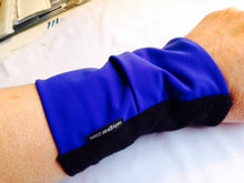 Load image into Gallery viewer, Arm/Leg Pocket for Dexcom/Omnipod/Insulin Pump/Smartphone w/optional window-Green Lightning